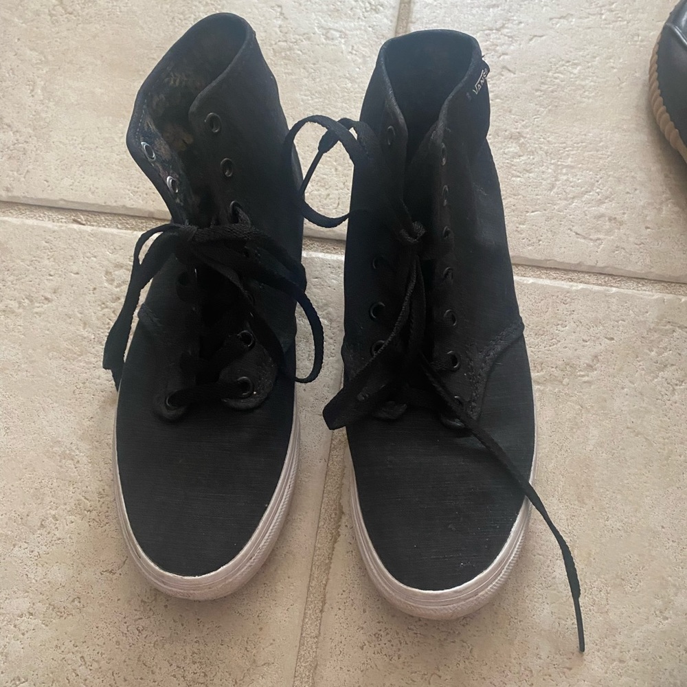 ❌❌SOLD❌❌WOMENS BLACK HIGH TOP VANS SIZE 8